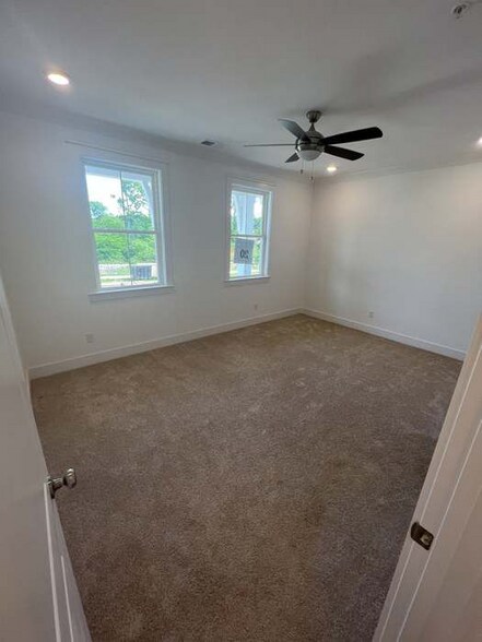 Building Photo - 386 Hammock Ln