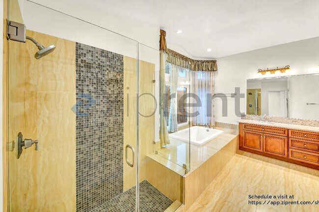 Building Photo - 19872 Sunset Vista Rd