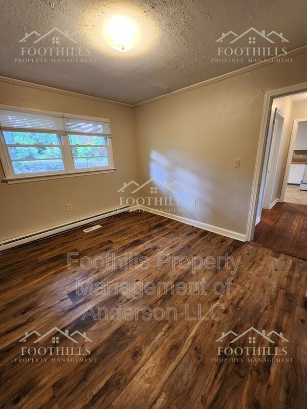 Building Photo - 204 Pine Ln