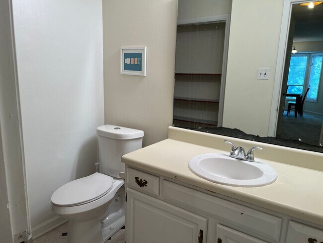 Building Photo - 4 Bed | 2 Bath Townhouse near NCSU - Stude...