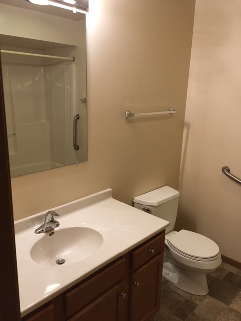 bathroom w/tub & shower - 607 E Glover St