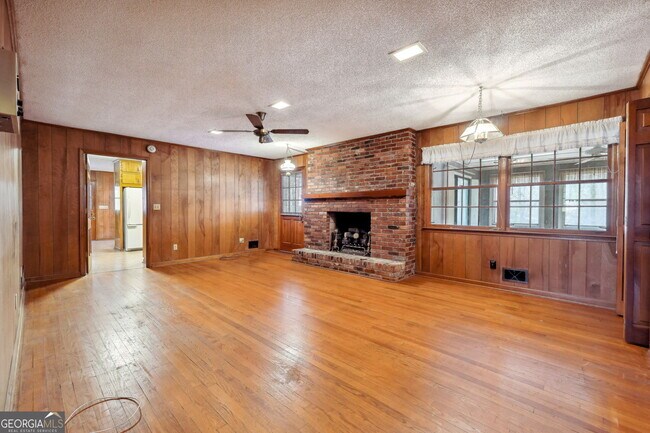 Building Photo - 5140 Lakewood Dr