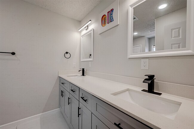 Building Photo - 12055 Fairpoint Dr