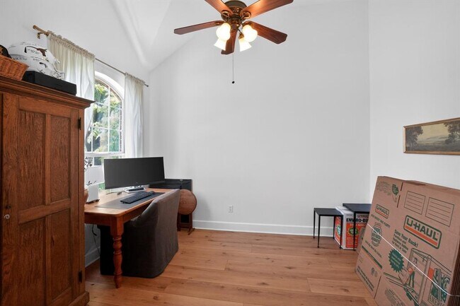Building Photo - 300 N Carriage Hills Dr