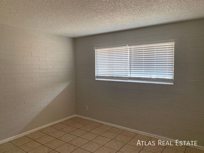 Building Photo - Wonderful 2 Bed / 1 Bath Now Available - L...