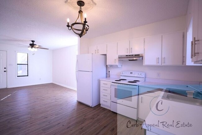 Building Photo - Move in special $500!! Beautifully renovated 1 bed / 1 bath duplex in a great neighborhood!!
