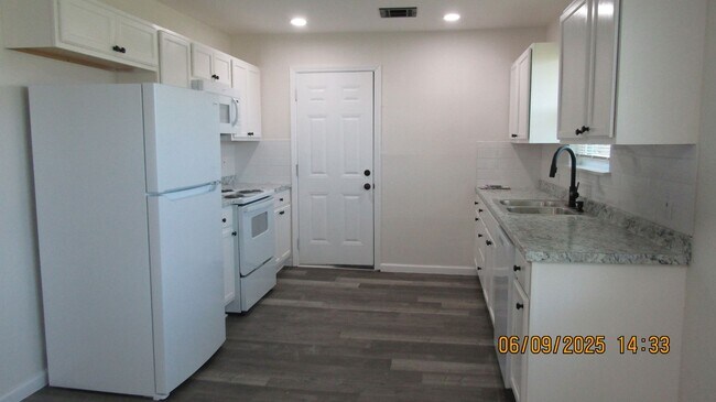 Building Photo - Newly renovated! Pet Friendly!