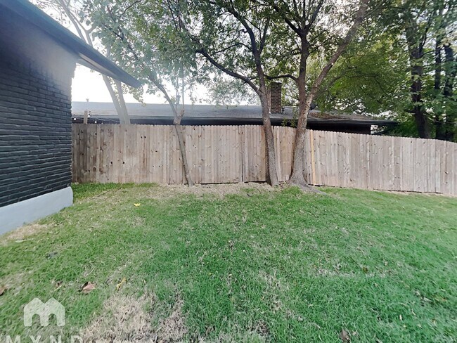 Building Photo - 1603 Rutland Dr