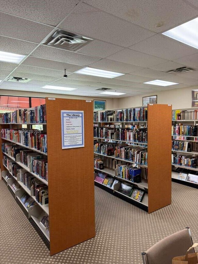 Building Photo - 691 S Hollybrook Dr