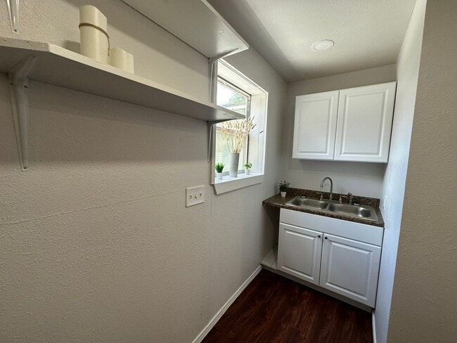 Building Photo - 2-BEDROOM *ALL UTILITIES INCLUDED*