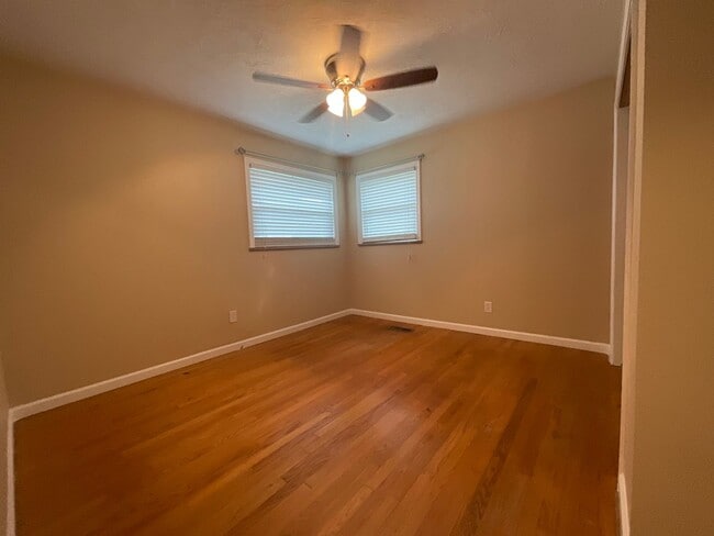 Building Photo - Move in special - 3 bedroom/2 bath brick h...