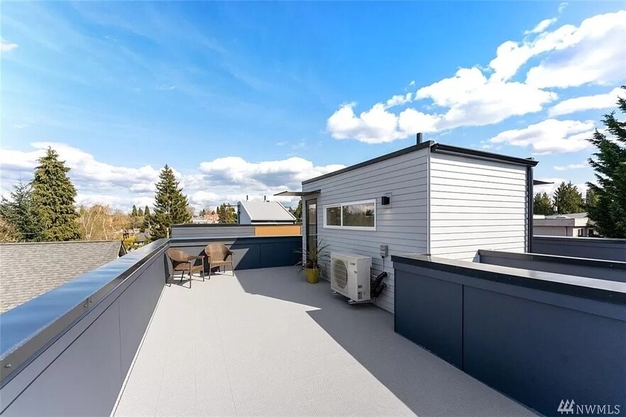 Building Photo - 5712 Roosevelt Way NE