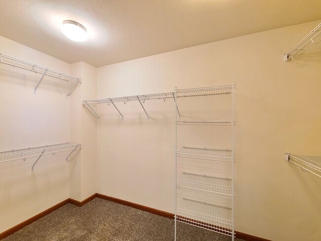 Building Photo - $2,200 -  3 Bed / 2.5 Bath Beautiful Spokane Valley House