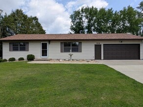 Building Photo - 204 Hickory Dr