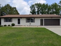 Building Photo - 204 Hickory Dr