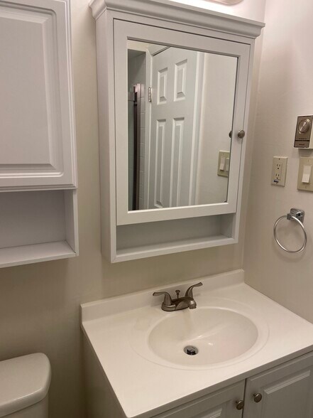 Building Photo - 180 Amberly Dr