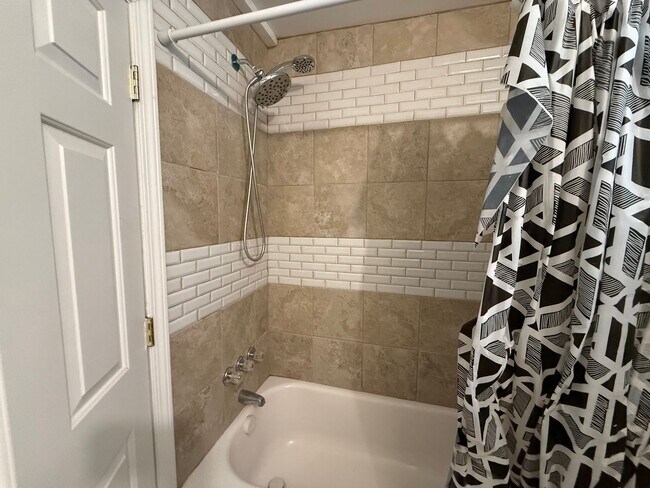 Building Photo - 5 Bedrooms, 2 Bathrooms - Home in East Rome!