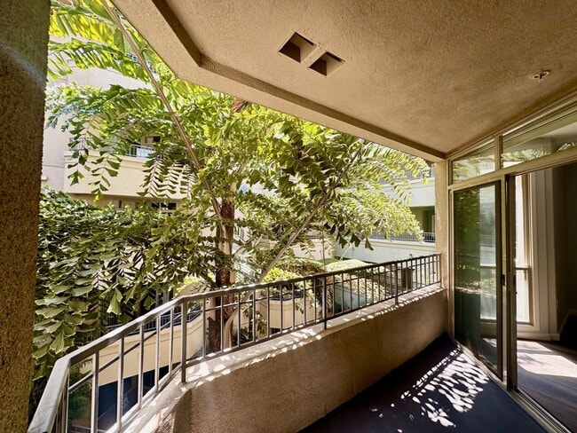 Building Photo - Beautiful One Bedroom Condo in the " Piazza Palermo." building! Pet considered!!