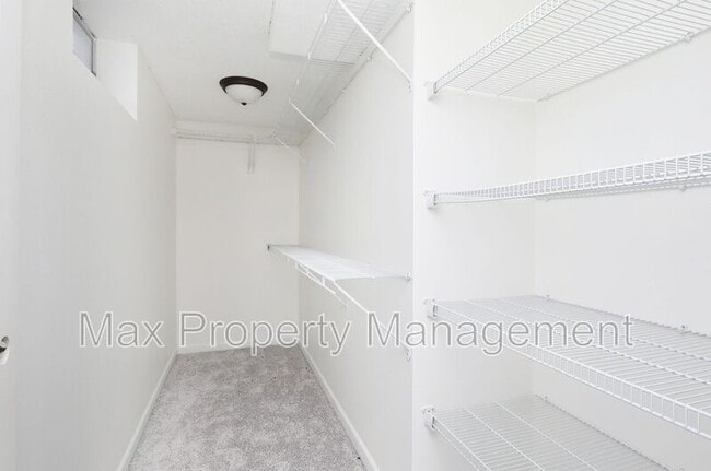 Building Photo - 2400 Rocklyn Dr