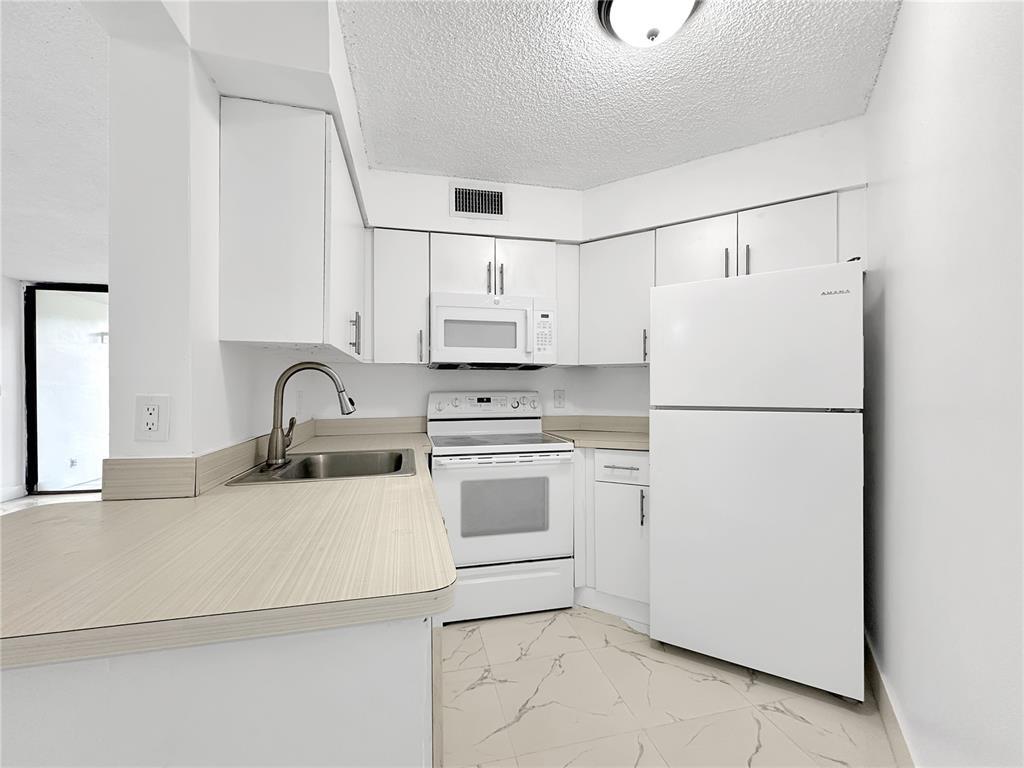 Building Photo - 211 Lake Pointe Dr