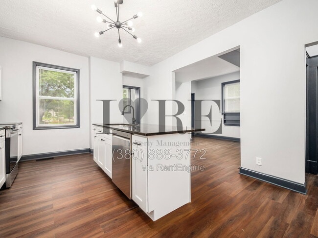 Building Photo - 806 Sullivant Ave