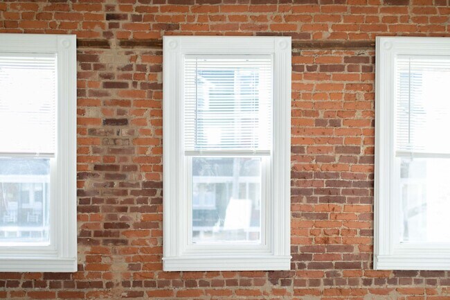 Building Photo - 617 E Chestnut St