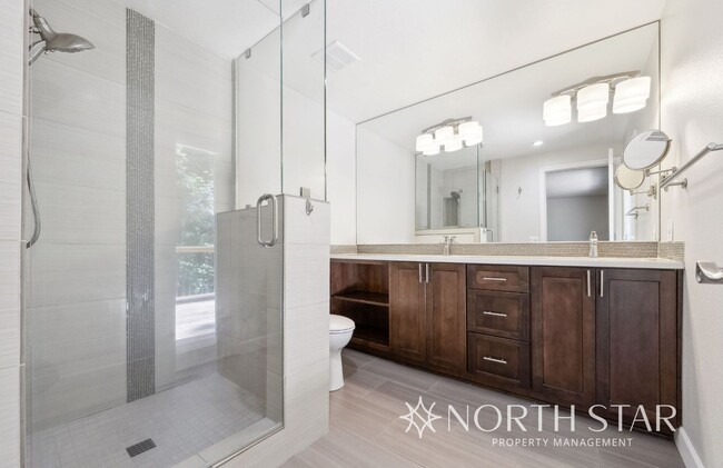 Building Photo - One Level Living in Lake Oswego