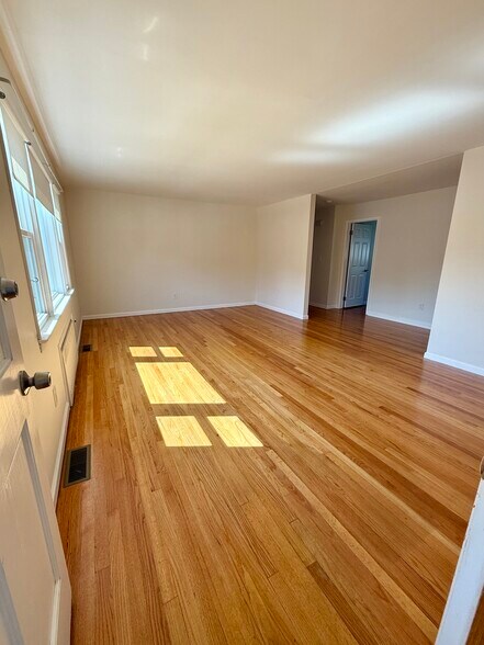 Extra large living/dining area - 60 Baltimore Ave