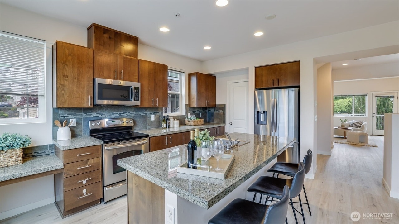 Building Photo - 15720 Manor Way