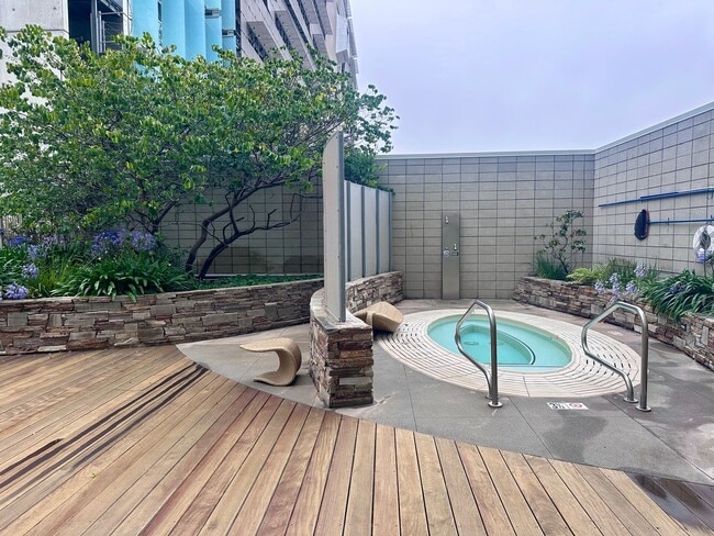 Building Photo - Modern 1 Bedroom Condo in SOMA!