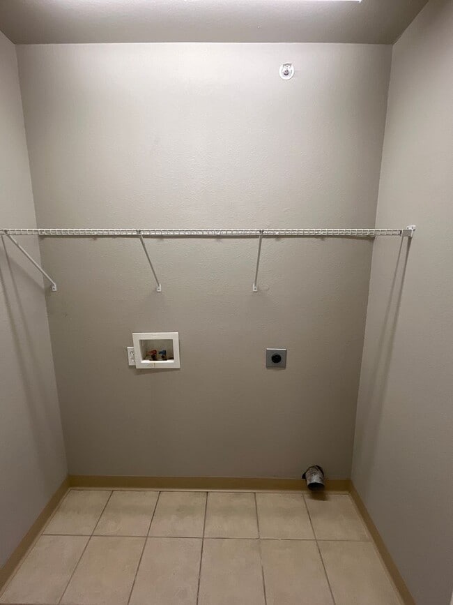 Building Photo - 2 BEDROOM 2 BATH SPACIOUS, OPEN FLOOR