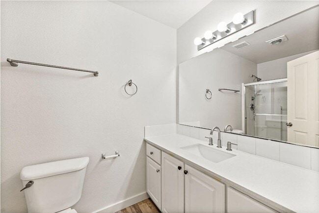 Building Photo - Charming 2 Bed Condo in DuPont | Fresh Pai...