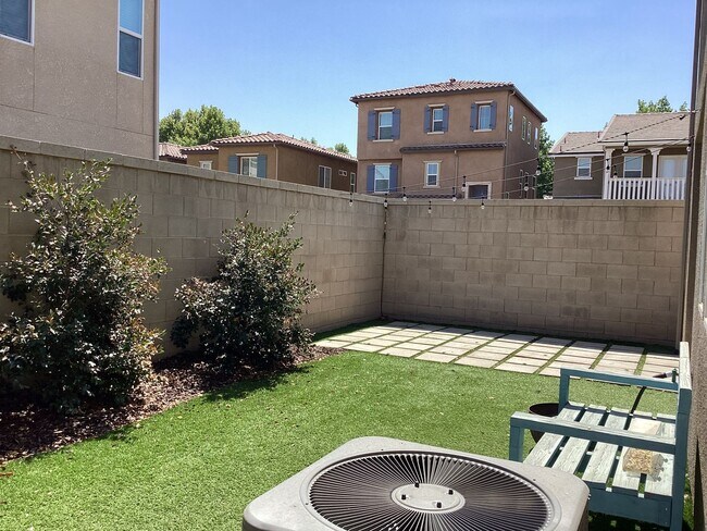 Building Photo - 2573 Daisy Dr