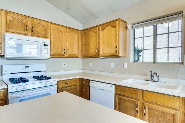 Building Photo - POPULAR RED MOUNTAIN RANCH COMMUNITY