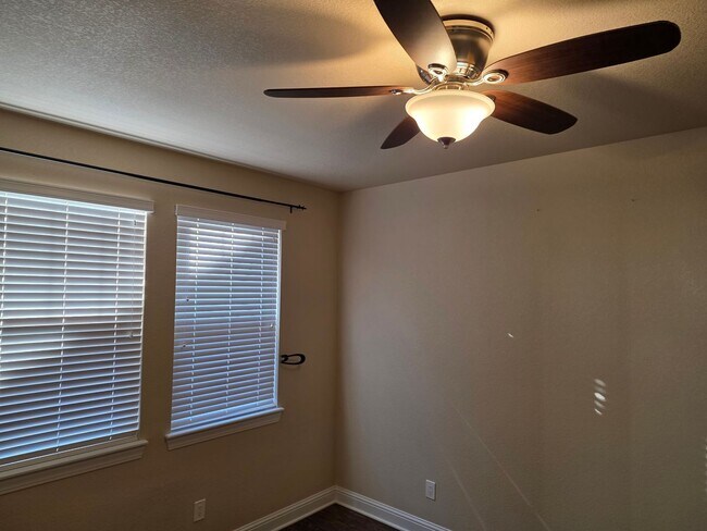 Building Photo - Beautiful and Expansive 4 Bed 3 Bath SFR by Buckley AFB