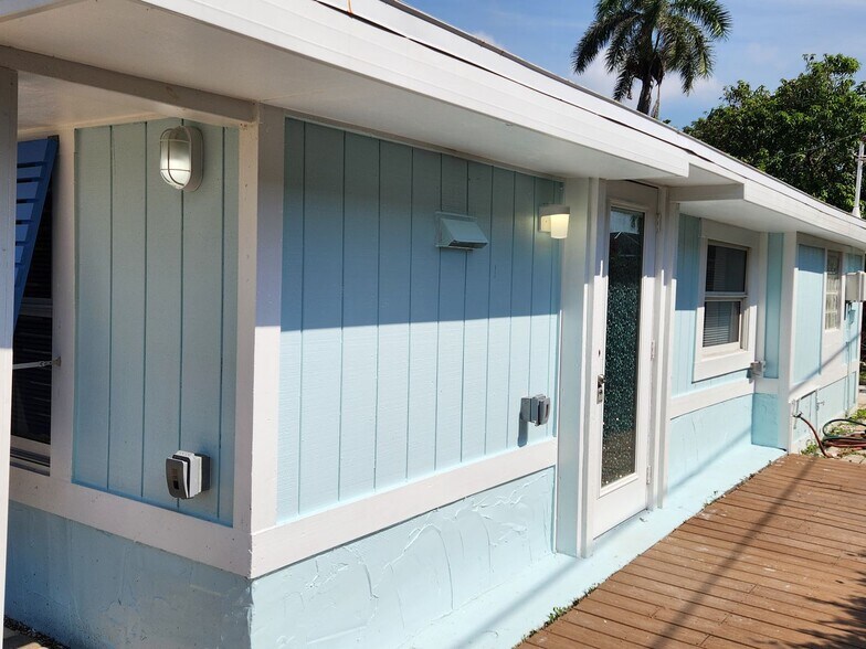 Building Photo - Coastal Charm Awaits in Bonita Springs