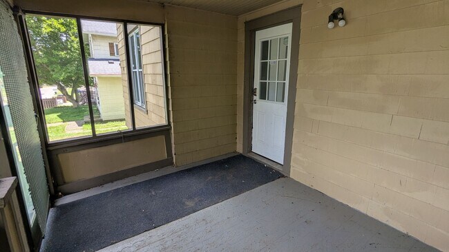 Building Photo - Spacious 4-bedroom, 2-bath home in Akron