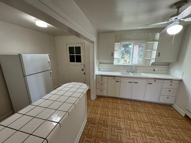 Building Photo - 2 Bedroom ~ 1 Bathroom House in SW Corvallis