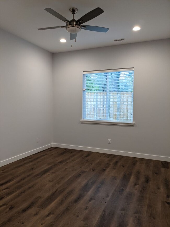 Building Photo - Black Mountain Townhouse Rental