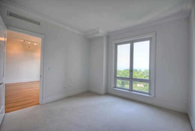 Building Photo - 2550 N Lakeview Ave