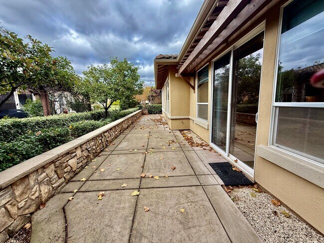 Building Photo - Executive Home available NOW