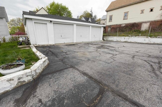 Building Photo - 470 Spruce St