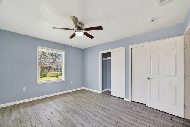 Building Photo - Spacious 4-Bed, 2-Bath Convenient South Houston Home Near Medical Center & City Access