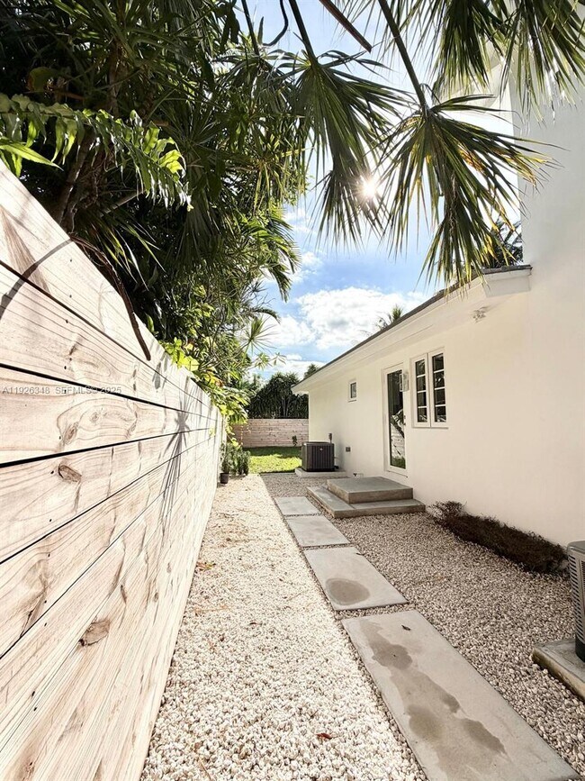 Building Photo - 524 NE 65th St