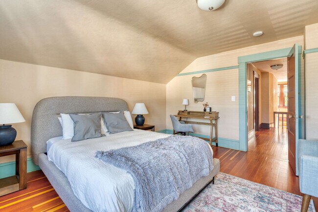 Building Photo - 2034 NE Flanders St