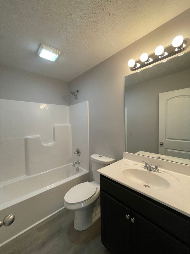 Building Photo - 560 Labrador Dr