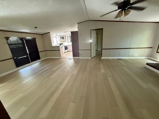 Building Photo - Large Updated Three Bedroom