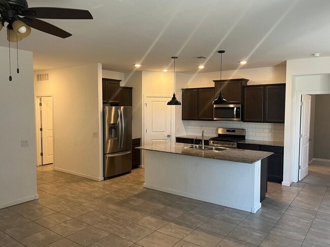 Building Photo - 14052 W Valentine St