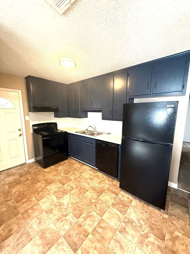 Building Photo - ** 3 Bed 2 Bath located off Wares Ferry road ** Call 334-366-9198 to schedule a self tour