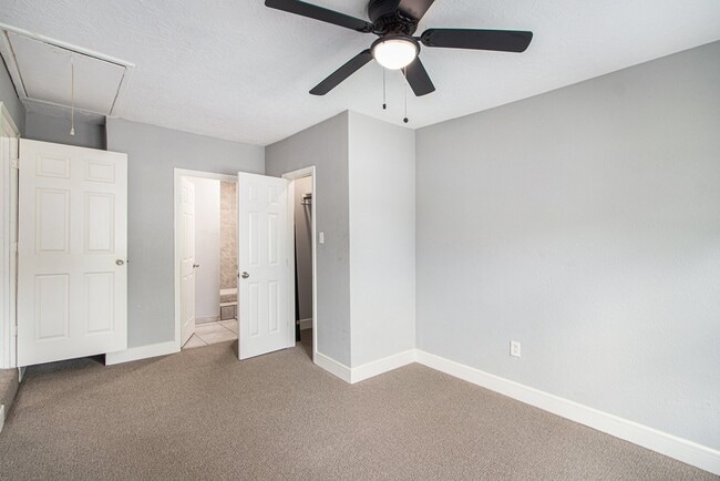 Building Photo - 9414 Rosehaven Dr